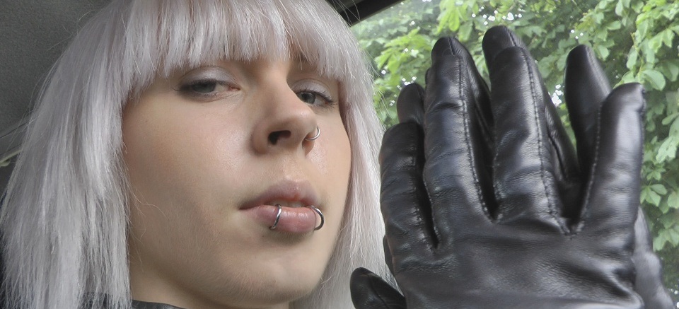 girl-leather-gloves-bad